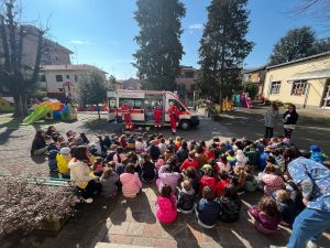 volontari CRI scuola infanzia san luigi garbagnate