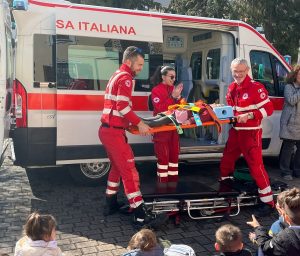 volontari CRI scuola infanzia san luigi garbagnate