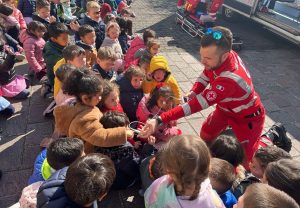 volontari CRI scuola infanzia san luigi garbagnate
