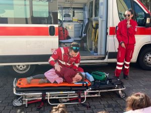 volontari CRI scuola infanzia san luigi garbagnate